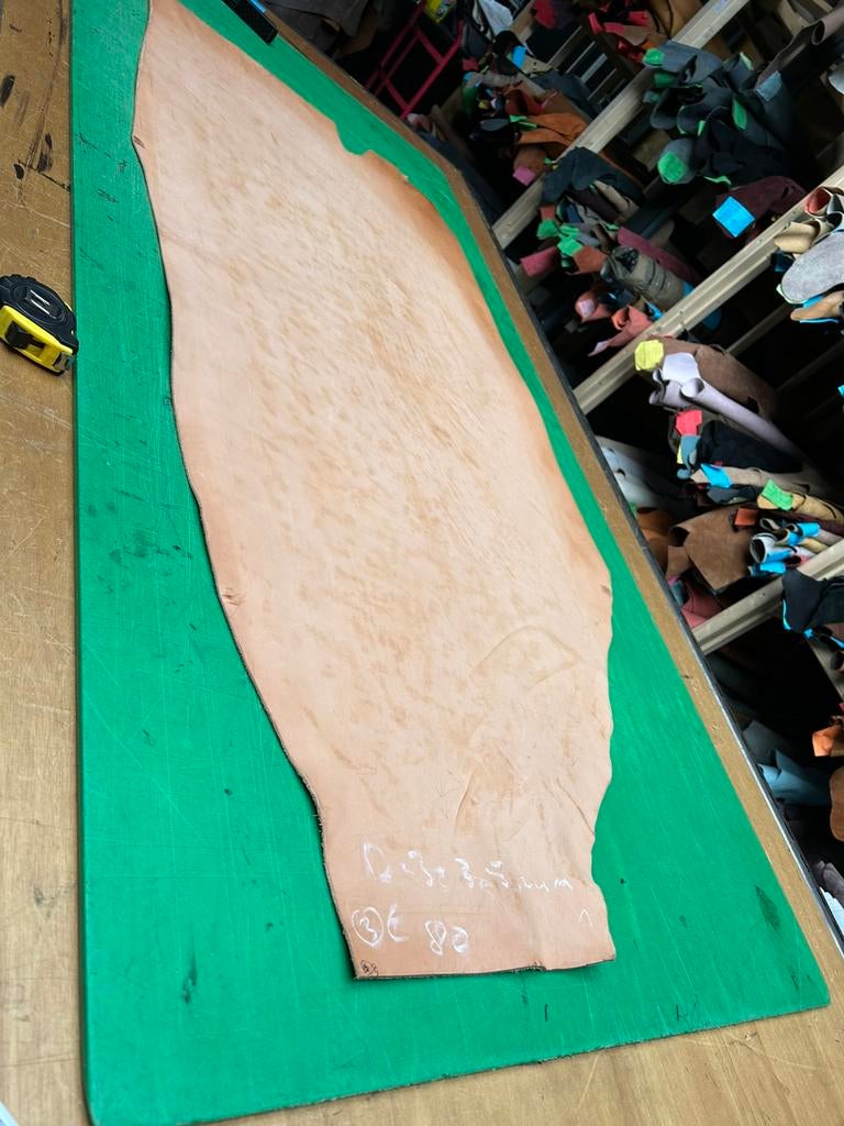 Naturel kleur tuigleer 3-3,5mm dik half soepel groot lap nr3, Leer of Kunstleer, Ophalen of Verzenden, Zo goed als nieuw, 30 tot 120 cm