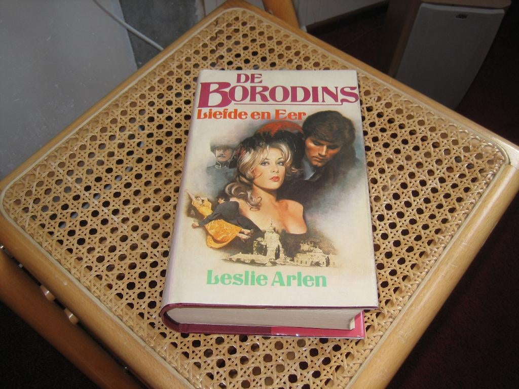 historische roman De Borodins deel 1 "liefde en eer", Boeken, Ophalen of Verzenden, Gelezen, Leslie Arlen
