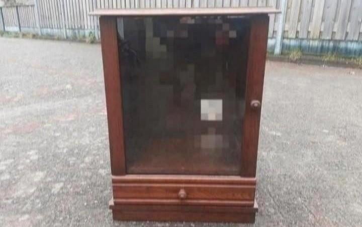Oude vintage houten kast met glasplaat deur, Ophalen of Verzenden