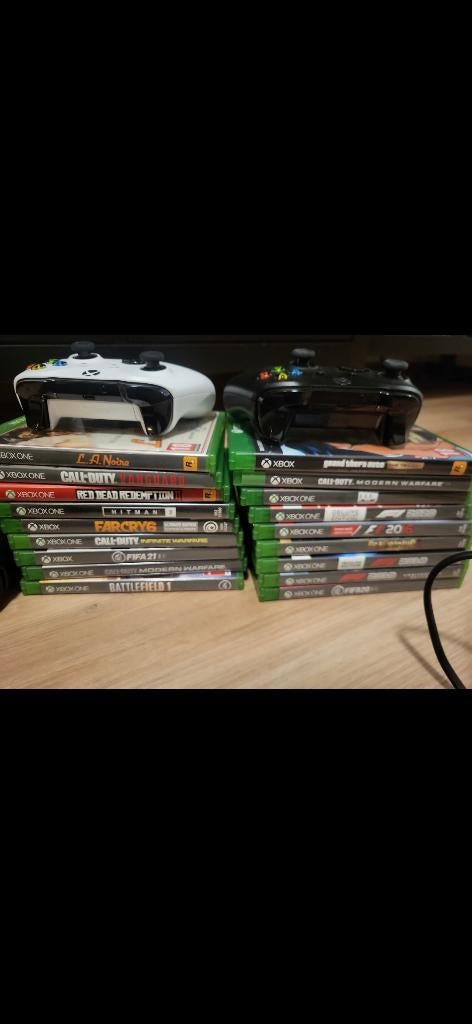 Xbox One X, Spelcomputers en Games, Spelcomputers | Xbox One, Ophalen, Gebruikt, 1 TB, Met 3 controllers of meer