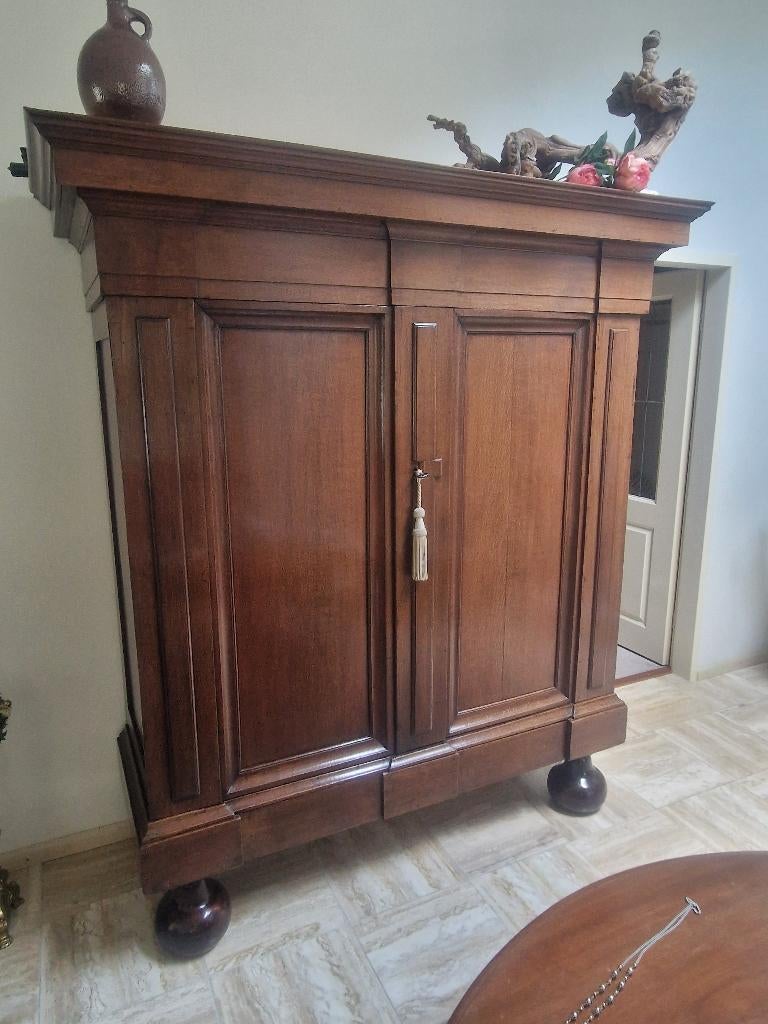 antieke kast drentse kast notaris kast massief hout bolpoten, Ophalen