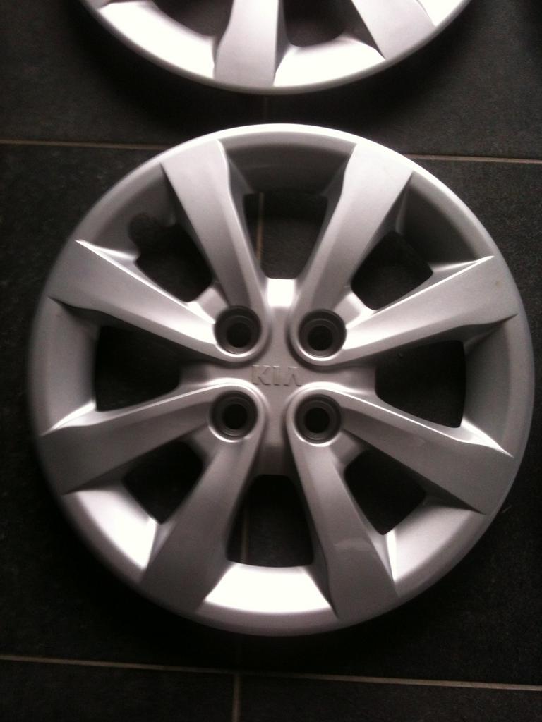 Originele 15 inch Kia Rio wieldoppen., Ophalen of Verzenden, Zo goed als nieuw