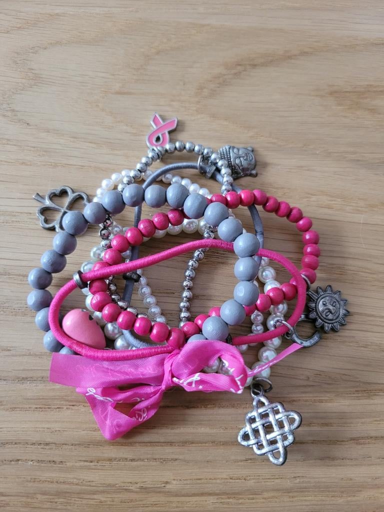 Set van 6 kleurrijke armbanden met bedels, Gebruikt, Ophalen of Verzenden, Roze, Met bedels of kralen