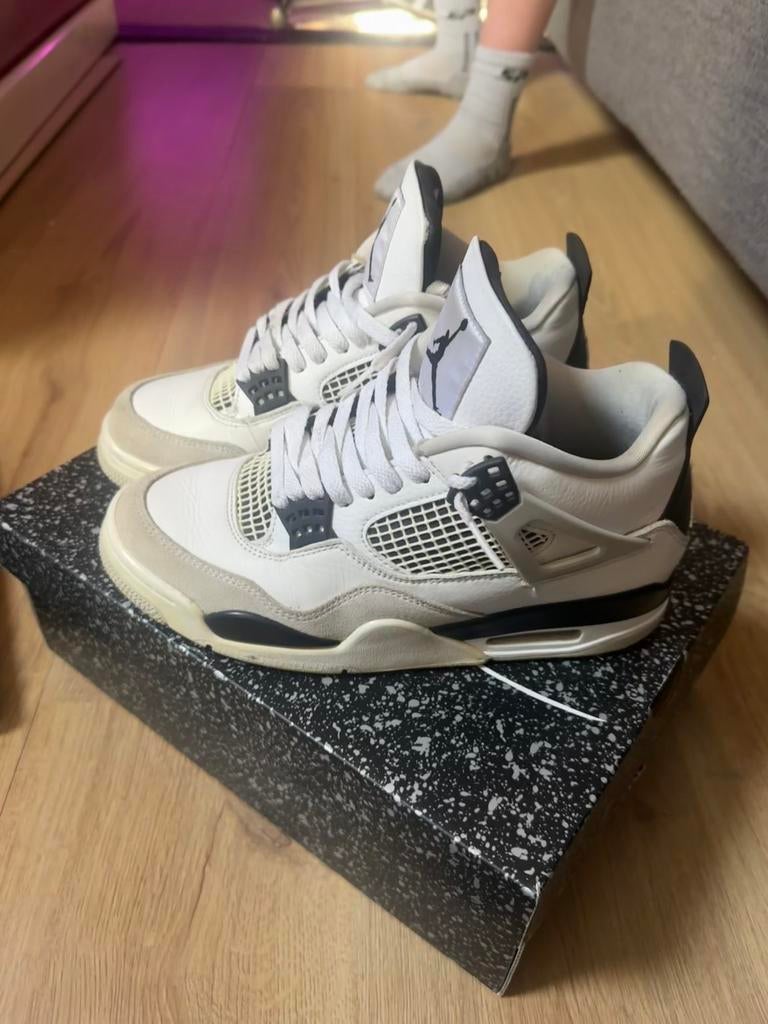 Jordan 4 military black, Ophalen of Verzenden, Zo goed als nieuw, Wit