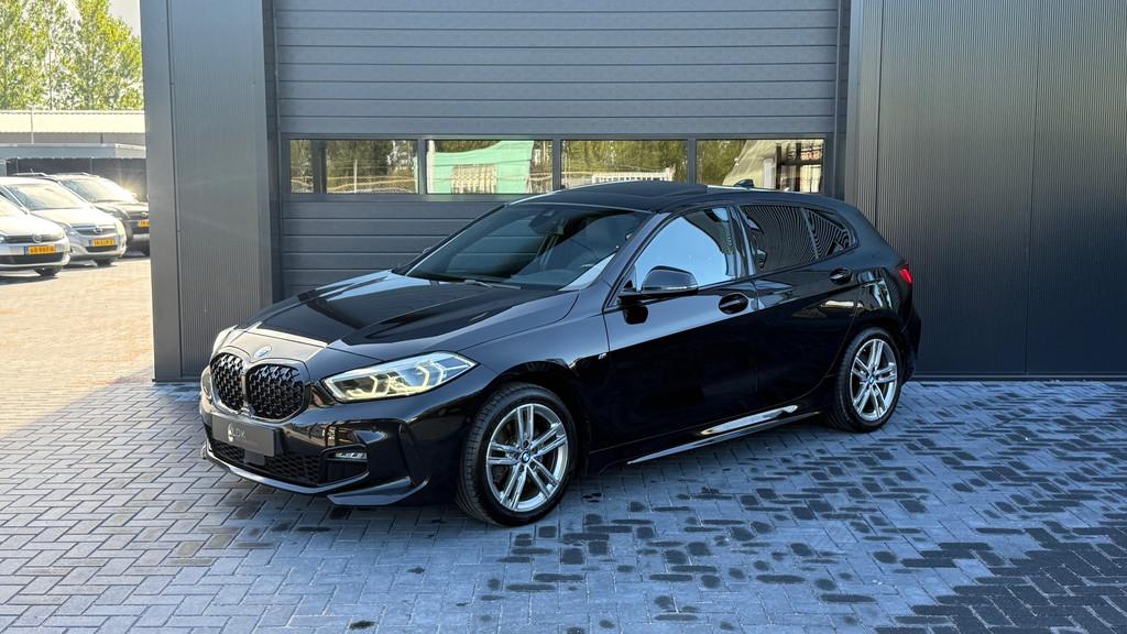 BMW 1-serie 118i M-Sport|Pano|Carplay|Trekhaak, Auto's, BMW, 136 pk, Gebruikt, Zwart, Bedrijf