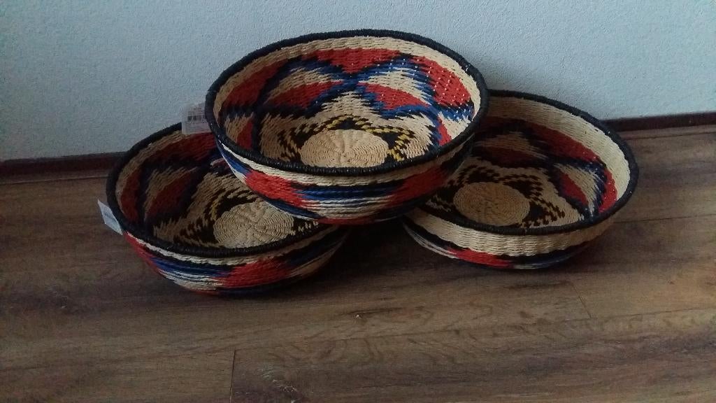 2 mooie ronde rietenrotan schalen (afrikaanse style) nieuw, Huis en Inrichting, Woonaccessoires | Schalen en Manden, Ophalen, Overige materialen