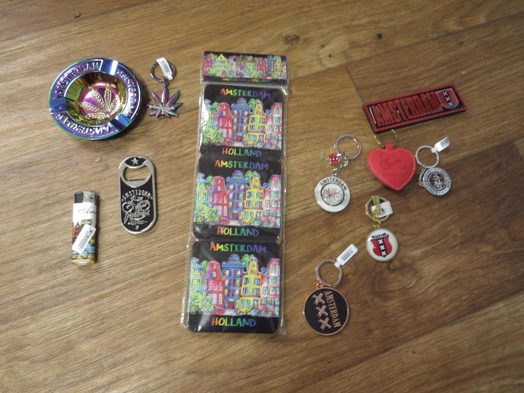 amsterdam toeristenitems asbak flesopener en weedsleutelhang, Antiek en Kunst, Curiosa en Brocante, Ophalen of Verzenden
