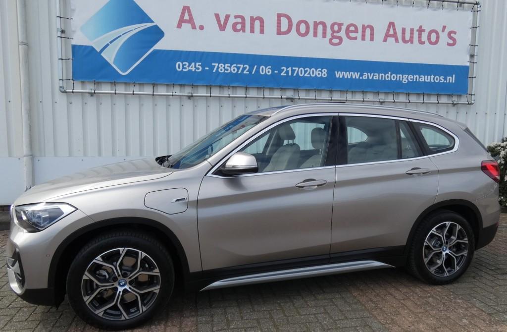 Bmw X1 XDRIVE25E X-Line AUT,Led,Leer,Pano,Memory,HeadUp, 125 pk, Gebruikt, 750 kg, Leder