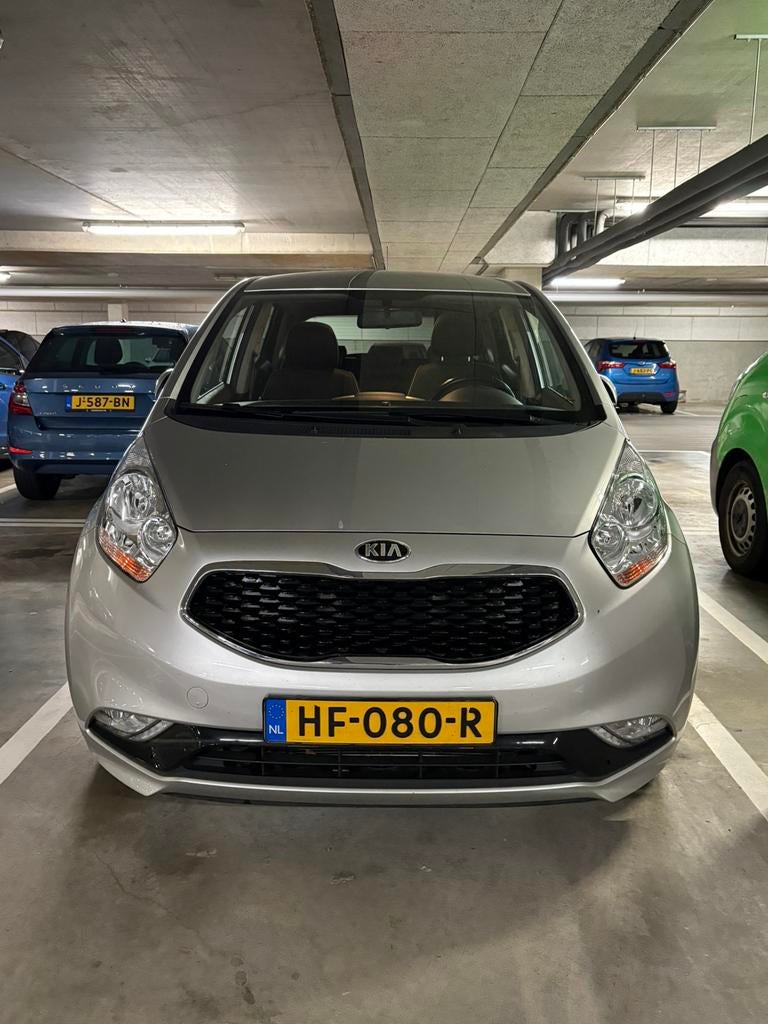Kia Venga 1.6 Cvvt AUT 2016 Grijs, Auto's, 15 km/l, Electronic Stability Program (ESP), 1591 cc, 4 cilinders