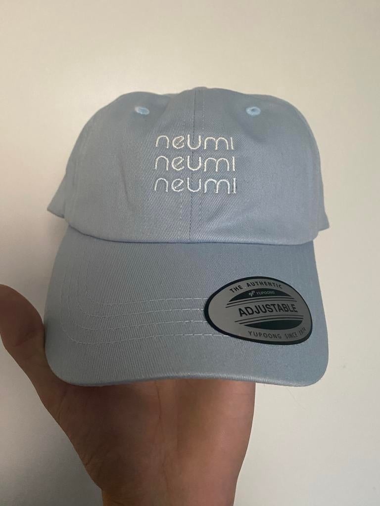 Lichtblauwe pet met Neumi logo, Kleding | Dames, Hoeden en Petten, Ophalen of Verzenden, Nieuw, One size fits all, Pet