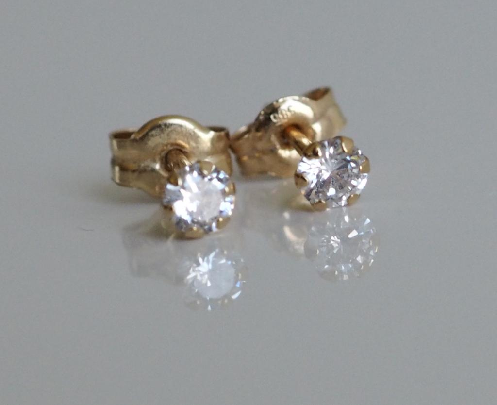 Kleine 14 krt gouden oorknoppen met zirkonia, ., Ophalen of Verzenden, Zo goed als nieuw, .