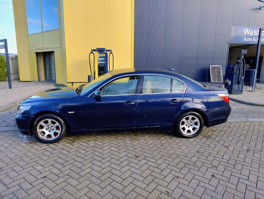 BMW 5-Serie 2.5 I 523 AUTOMAAT LEER 2005 LAGE NAP km stand, Auto's, Automaat, Achterwielaandrijving, 1800 kg, Beige