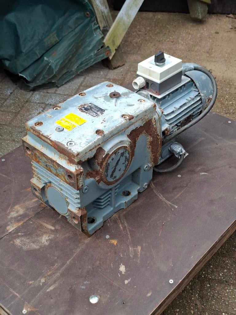 Vertragingskast met elektromotor 380V, Ophalen