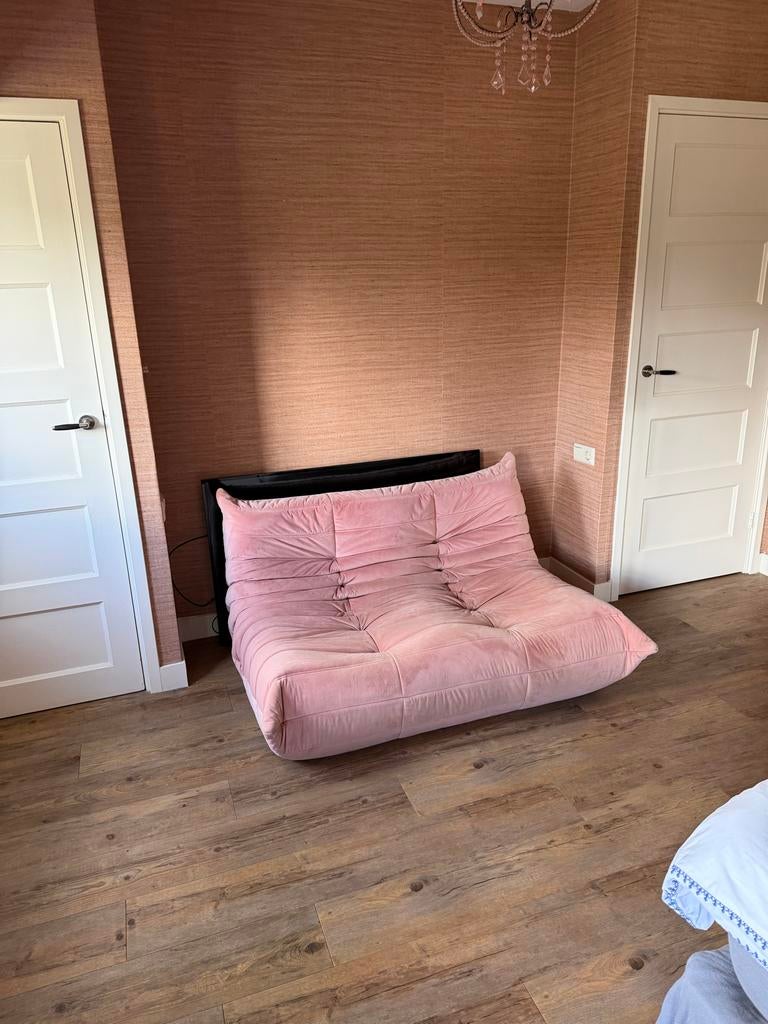 Togo van Ligne Roset bankje in roze fluweel, Huis en Inrichting, Ophalen, Gebruikt, 150 tot 200 cm, Tweepersoons