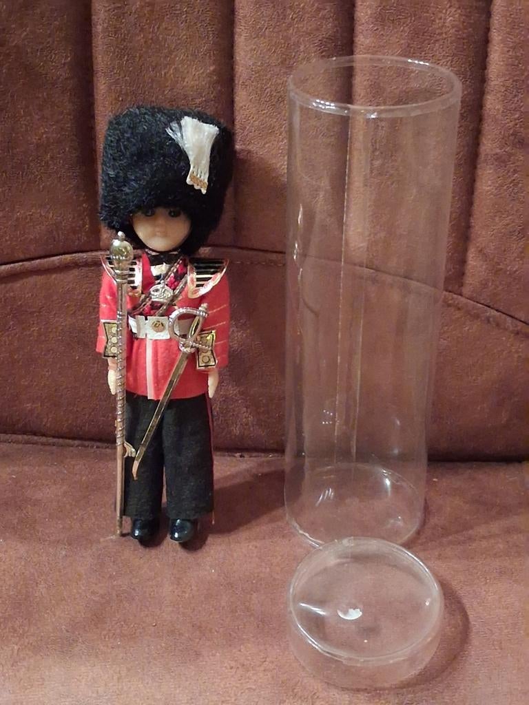 Britse Souvenir Pop Grenadier Guard (18,5 cm Bewegende ogen, Verzamelen, Poppen, Ophalen of Verzenden, Zo goed als nieuw, Pop