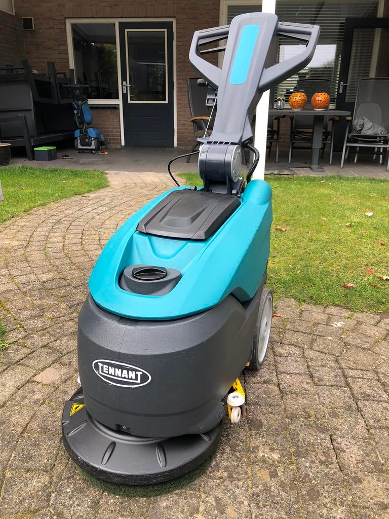 Schrobmachine Tennant CS16 met nieuw batterijen pakket, Ophalen, Zo goed als nieuw, Schrobmachine
