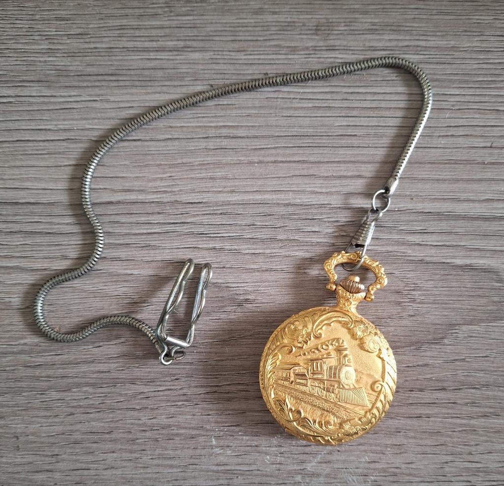 Vintage Genua zakhorloge trein reliëf goudkleurig 5 cm, Overige merken, Overige materialen, Zakhorloge, Met ketting