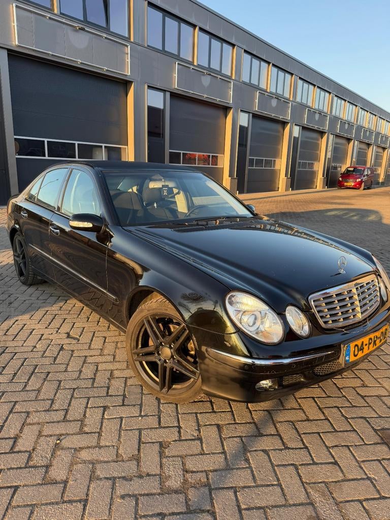 Mercedes-Benz E-Klasse 3.2 CDI E280 Sedan AUT 2004 Zwart, Auto's, Mercedes-Benz, Automaat, Achterwielaandrijving, 197 €/maand