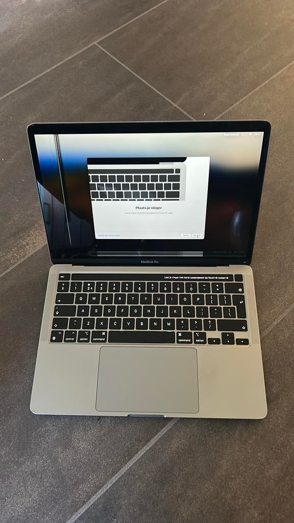 MacBook Air M1, (2020) Model: A2338 - streep in scherm, Computers en Software, Apple Macbooks, Gebruikt, Qwerty, 13 inch, Minder dan 2 Ghz