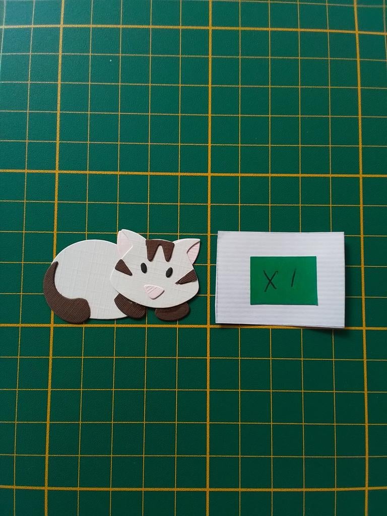 X1 Stansjes witte liggende kat met bruine vlekken, Ophalen of Verzenden, Nieuw, Kerst, Overige typen