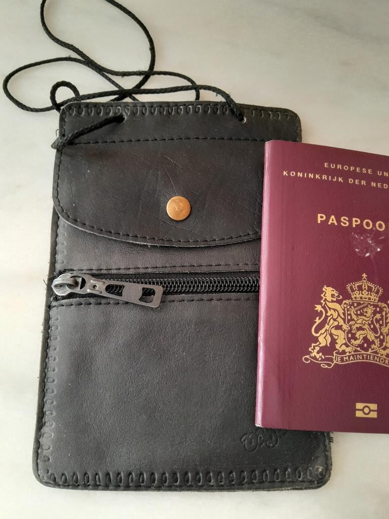 Zwart leren paspoorthoesje met koord, Ophalen of Verzenden