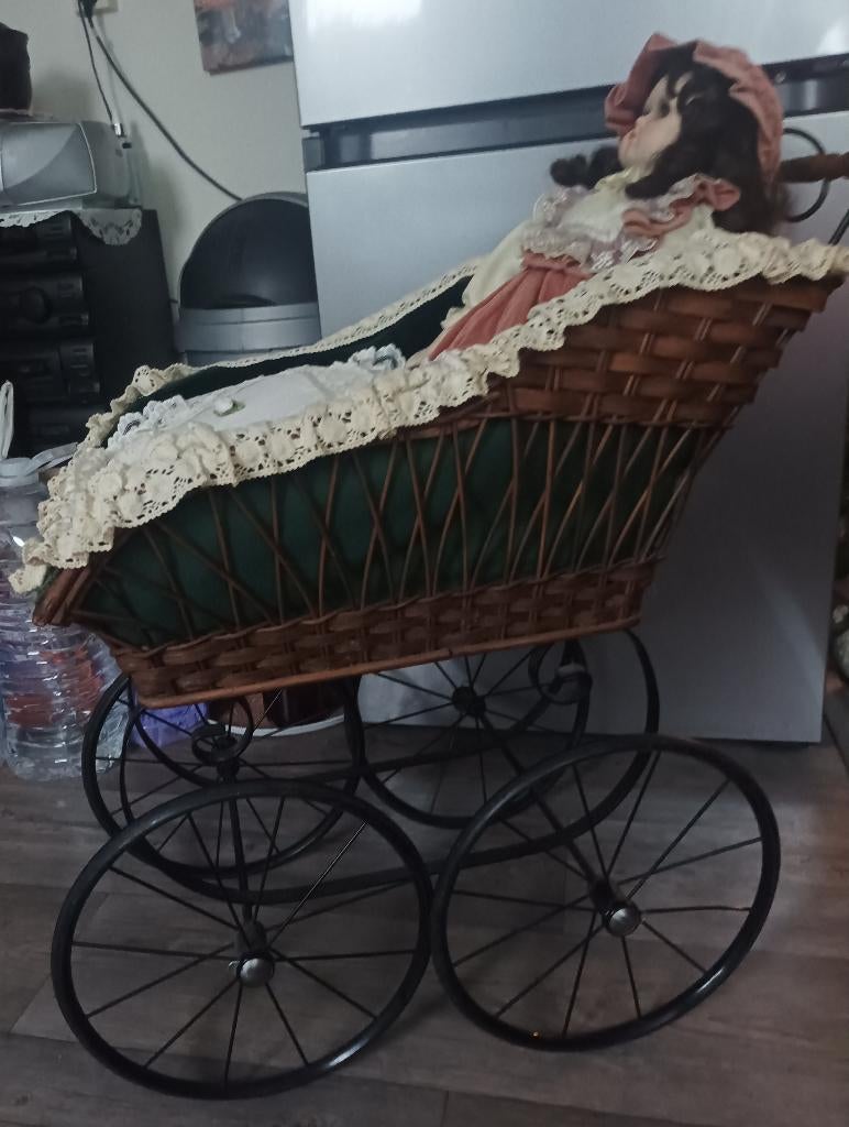 Antieke poppenwagen in Victoriaanse stijl, Ophalen