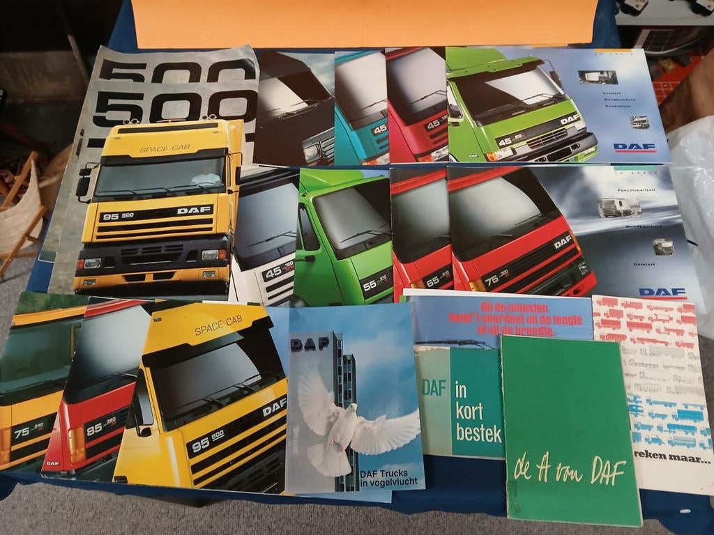 Diverse DAF trucks folders + 5 Caninepost kalenders., Ophalen of Verzenden, Zo goed als nieuw, Overige merken