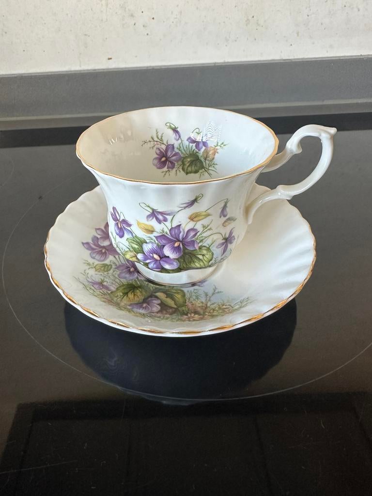 Richmond Bone China kop en schotel met viooltjes, Antiek en Kunst, Ophalen