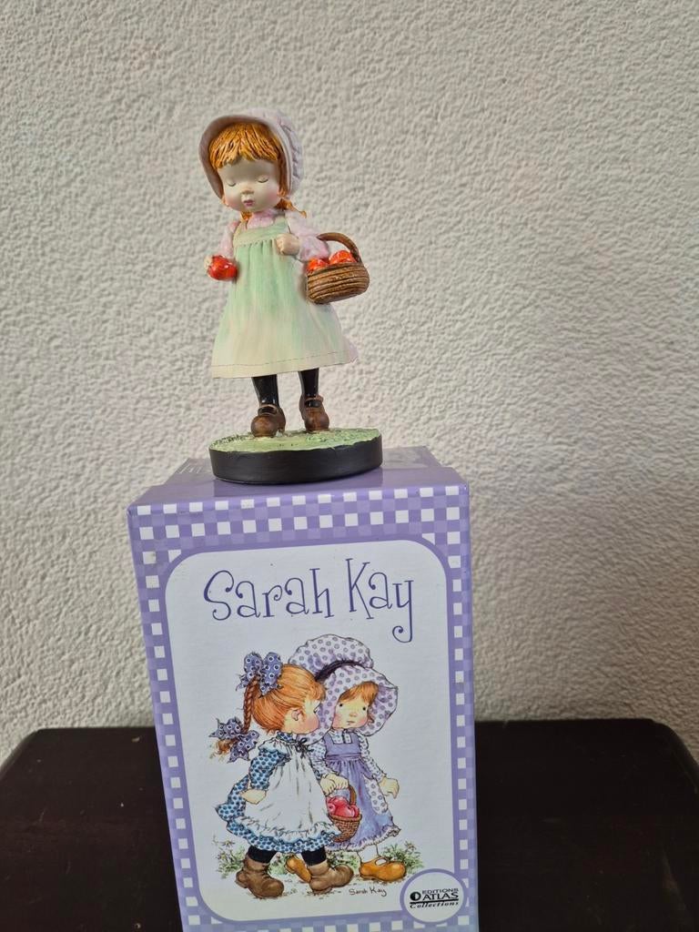 Sarah Kay beeldje meisje met appel - Vintage verzamelobject, Ophalen