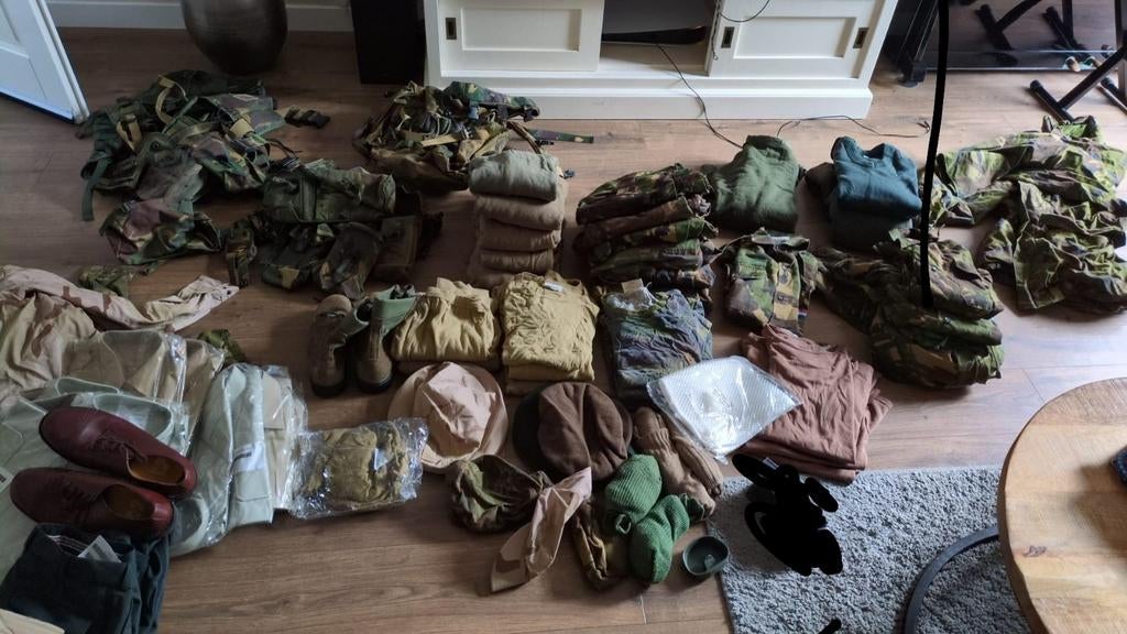 Grote partij militaire kleding, Ophalen