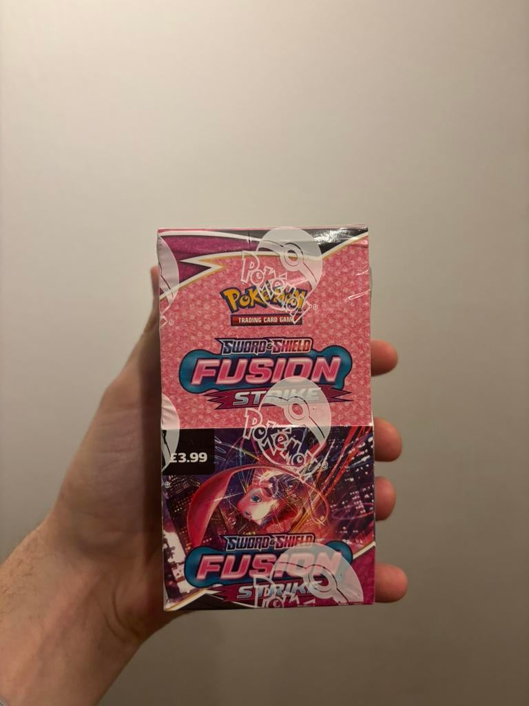 Fusion Strike Booster Box (18), Hobby en Vrije tijd, Verzamelkaartspellen | Pokémon, Ophalen, Nieuw, Boosterbox