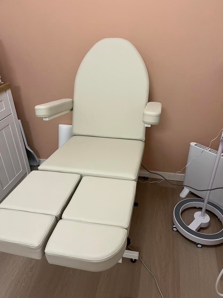 Nette pedicure of behandel stoel, Sport en Fitness, Massageproducten, Ophalen, Zo goed als nieuw, Massagetafel