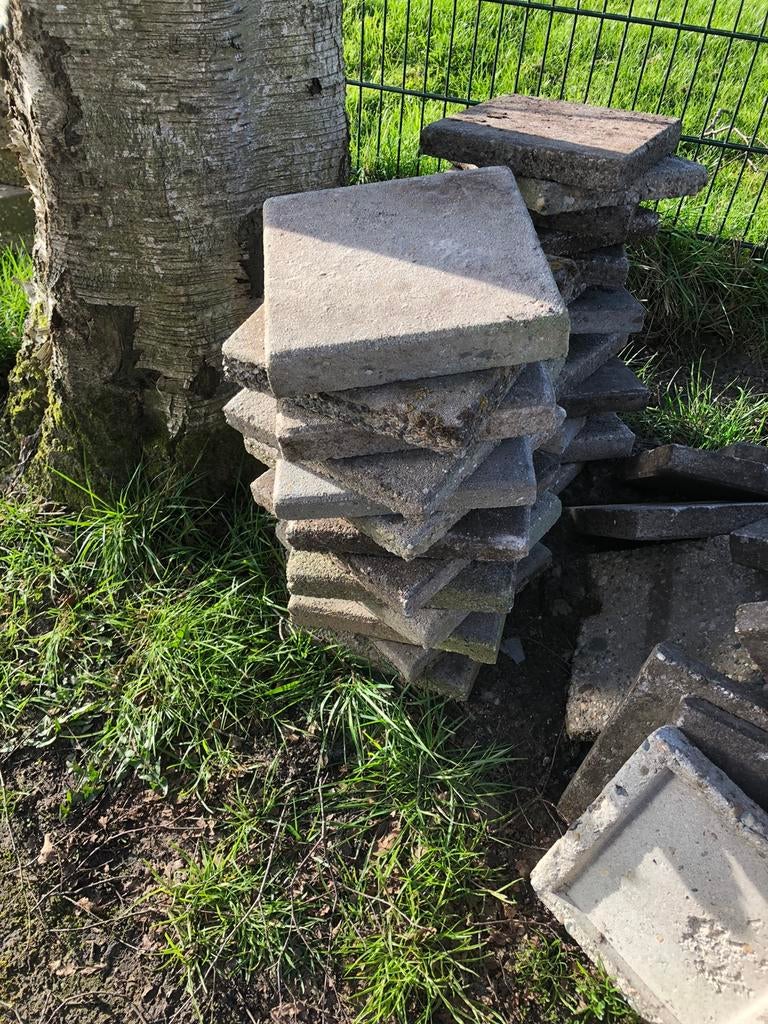 gratis tegels ongeveer 50 stuks., Ophalen, Gebruikt, Beton, Terrastegels