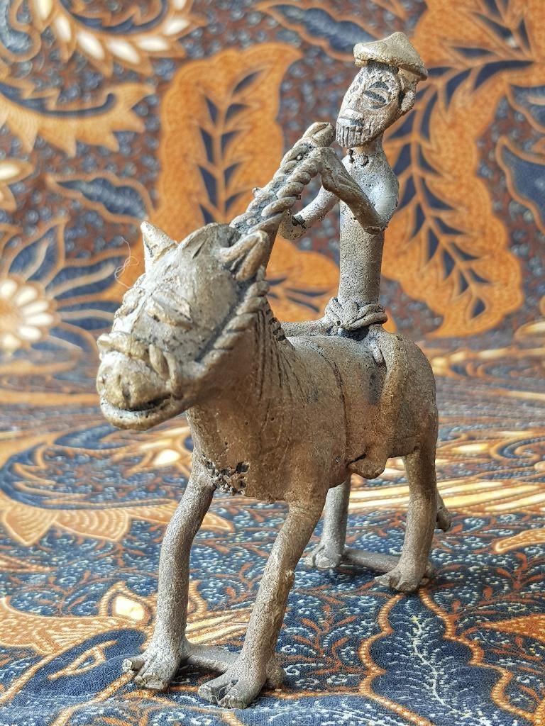 Krijger op paard mooi antiek brons beeldje uit India 10,6 cm, Ophalen of Verzenden