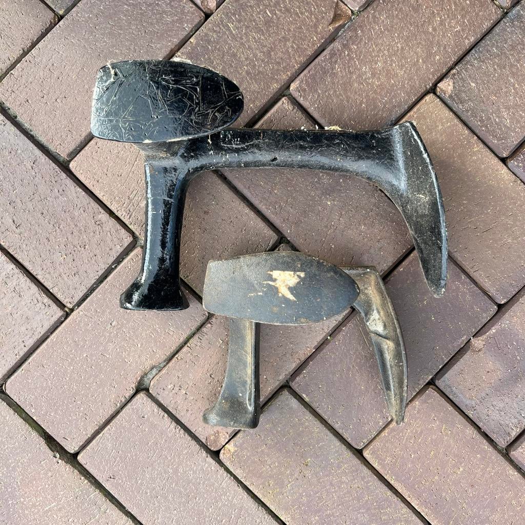 2 Antieke schoenmakersleesten -schoenmakersdrievoet, Ophalen