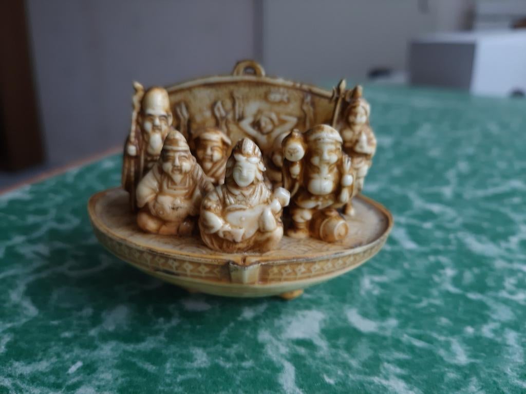 beeldje, 7 netsuke 's  in een schelp  Japans miniatuurtje, Ophalen of Verzenden