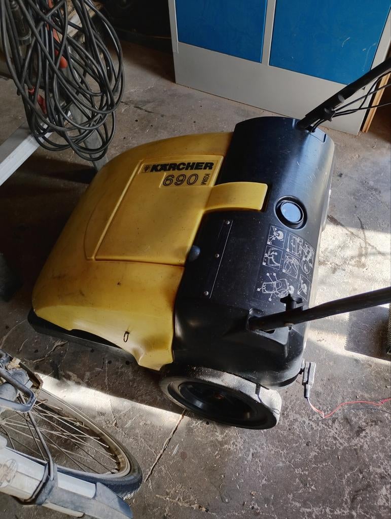 Kärcher veegmachine met oplader - goed werkend, Tuin en Terras, Veegmachines, Ophalen of Verzenden, Gebruikt, Kärcher