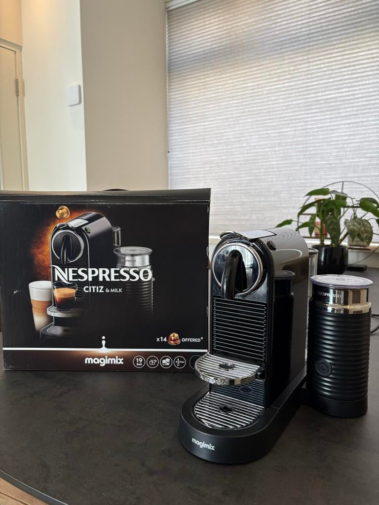 Nespresso Citiz & Milk - Goed onderhouden met doos, Koffiemachine, Ophalen of Verzenden, Zo goed als nieuw, Koffiepads en cups