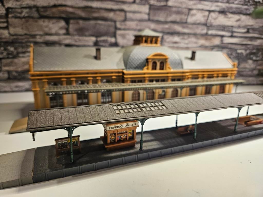 Station bahnhof Altstadt met perron N spoor modeltrein 1:160, Overige merken, Gebruikt, Gelijkstroom of Wisselstroom, Brug, Tunnel of Gebouw