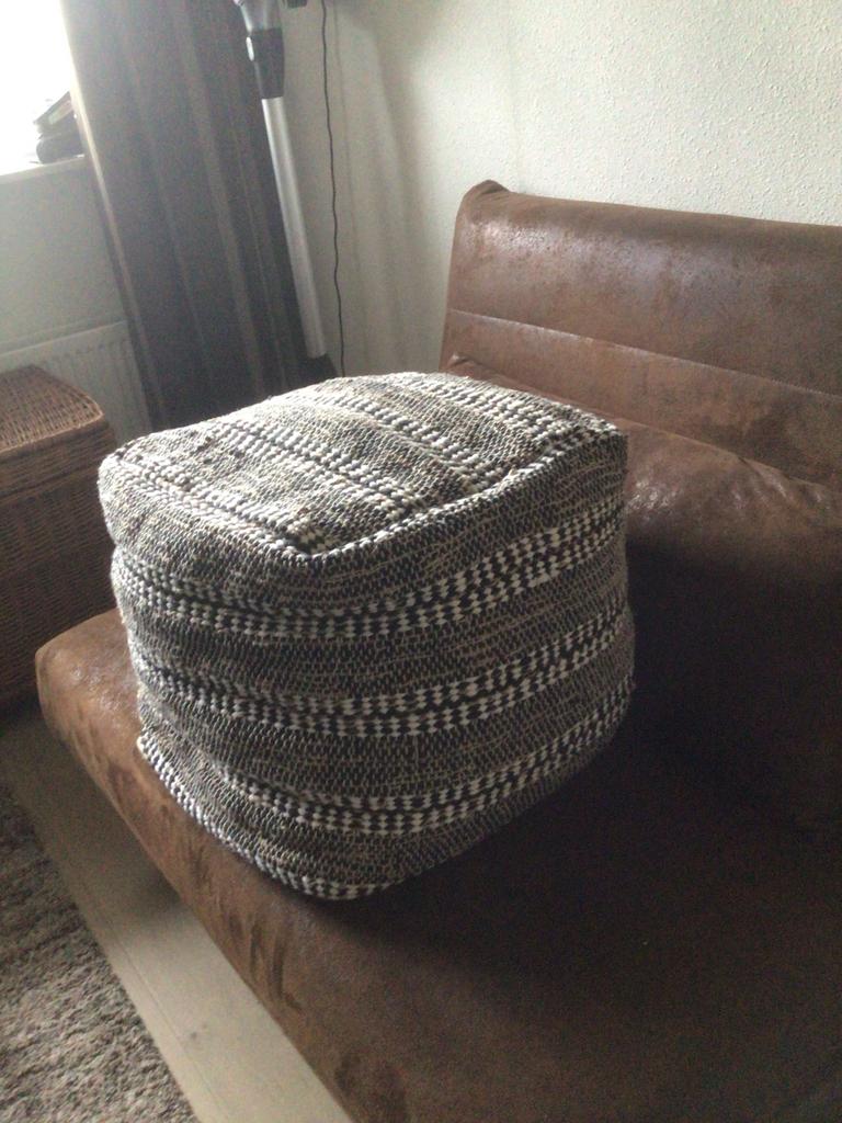 Poef met zwart-wit patroon, Ophalen, Gebruikt, Vierkant, Minder dan 50 cm