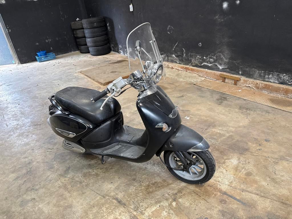 Aprilia mojito Zwarte scooter met windscherm