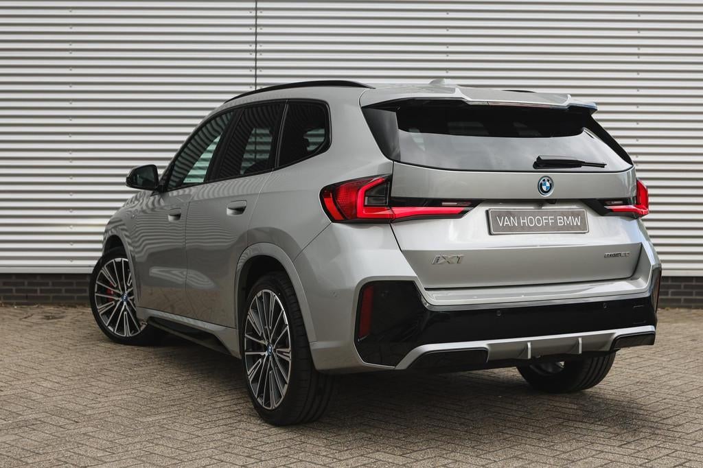 BMW iX1 eDrive20 M Sport / Panoramadak / Trekhaak / Sportsto, Zwart, Leder, Nieuw, Stoelverwarming