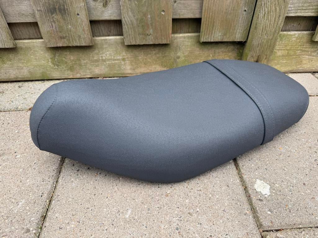 Gilera Runner zadel zgan nieuw 125cc 180cc 50cc, Fietsen en Brommers, Brommeronderdelen | Scooters, Ophalen, Zo goed als nieuw