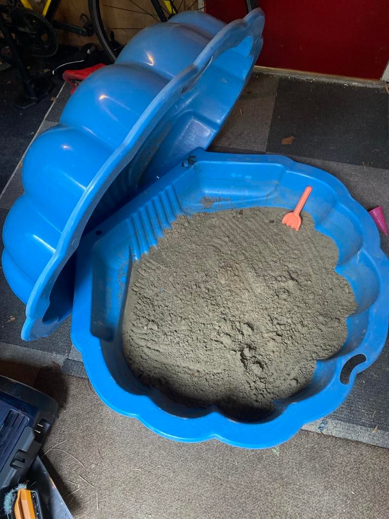 Blauwe zandbak schelp met zand en schepje, Kinderen en Baby's, Speelgoed | Buiten | Zandbakken, Ophalen, Gebruikt