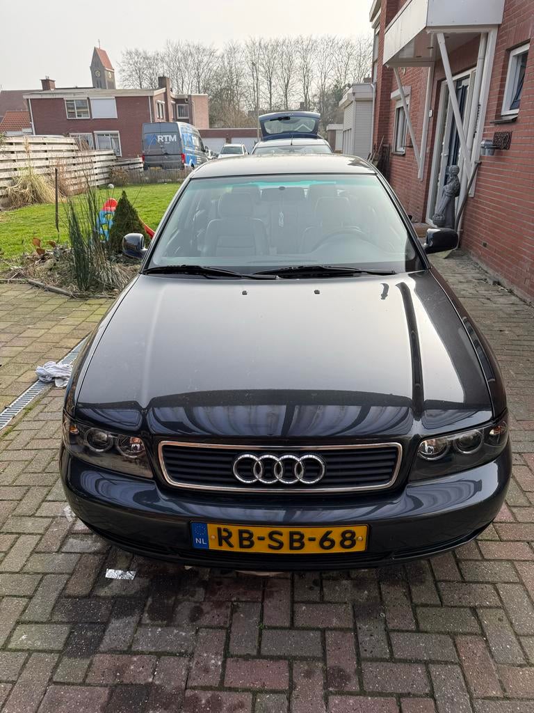 Audi A4 2.8 V6 Quattro 142KW AUT 1997 Zwart in onderdelen, Gebruikt, Voor, Bumper, Audi