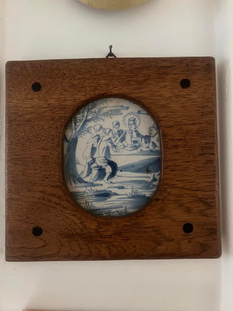 Antieke tegel in houten lijstje - Delfts blauw tafereel, Ophalen of Verzenden