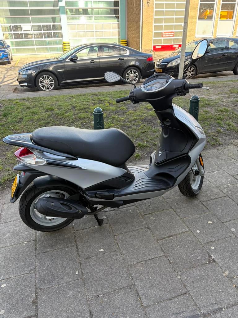 Piagio new fly 2016 grijs zwart, Fietsen en Brommers, Scooters | Piaggio, Ophalen of Verzenden, Zo goed als nieuw, Benzine, Fly