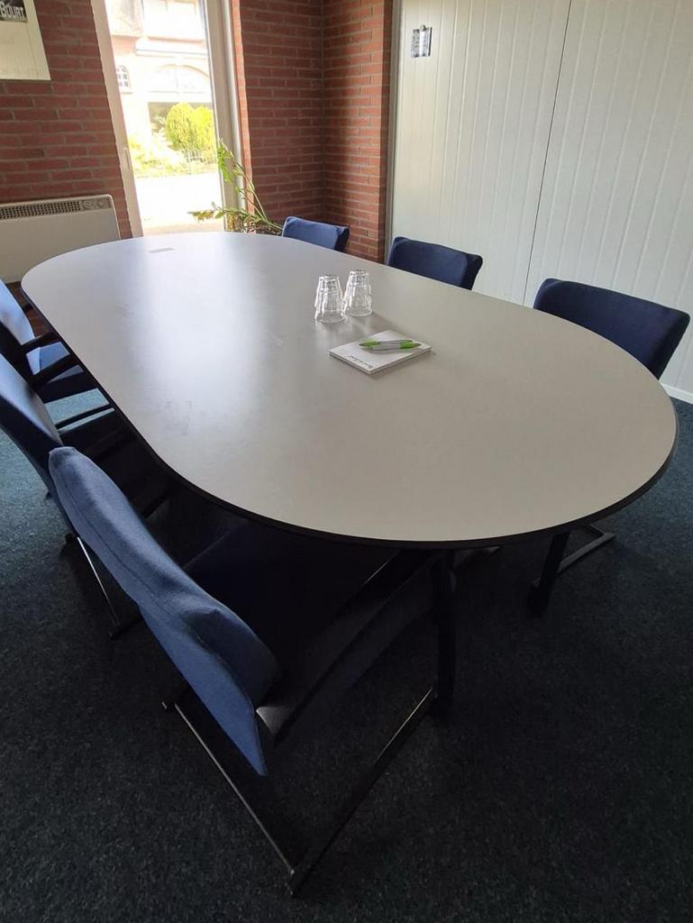 Ronde en ovale vergadertafel met 12 blauwe stoelen, Huis en Inrichting, Tafels | Eettafels, Ophalen, Gebruikt, 100 tot 150 cm