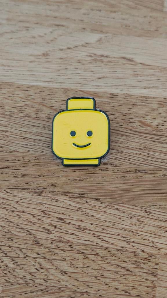 Minifigure head pin., Verzamelen, Speldjes, Pins en Buttons, Verzenden, Nieuw, Figuurtje, Speldje of Pin