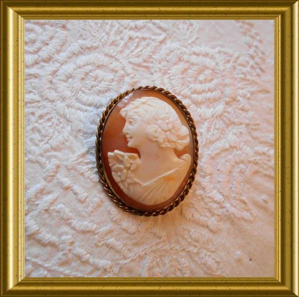Antieke broche: schelp camee, portret dame, Ophalen of Verzenden, Overige materialen, Broche